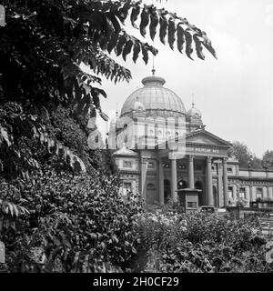 Blick in das Kaiser Wilhelms Bad in Bad Homburg, Deutschland 1930er Jahre. Blick auf die Kaiser-Wilhelms-Bad, Bad Homburg, Deutschland 1930. Stockfoto