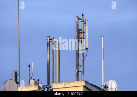 BARCELONA, SPANIEN - 04. Jan 2021: Antenne mit verschiedenen Mobilfunkbetreibern und andrew, rfs, kathrein Antennen für Mikrowelle und Hochfrequenz si Stockfoto