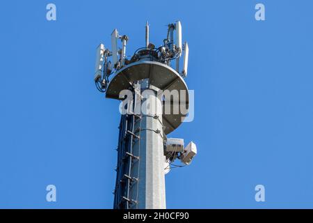 BARCELONA, SPANIEN - 04. Jan 2021: Antenne mit verschiedenen Mobilfunkbetreibern und andrew, rfs, kathrein Antennen für Mikrowelle und Hochfrequenz si Stockfoto