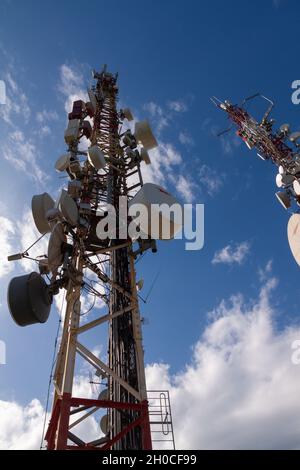 BARCELONA, SPANIEN - 04. Jan 2021: Antenne mit verschiedenen Mobilfunkbetreibern und andrew, rfs, kathrein Antennen für Mikrowelle und Hochfrequenz si Stockfoto