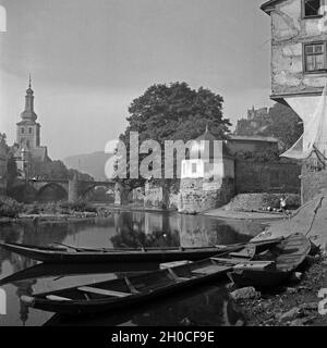 Bei der alten Brücke in Bad Kreuznach, Deutschland 1930er Jahre. In der Nähe der alten Brücke in der Stadt Bad Kreuznach, Deutschland 1930er Jahre. Stockfoto