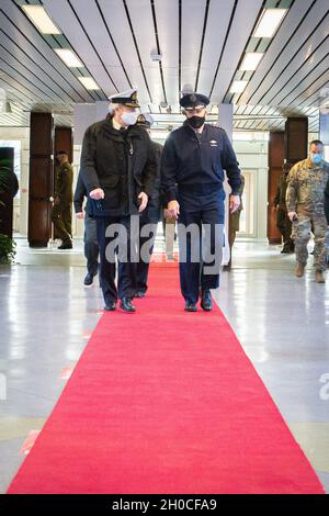 SHAPE, Belgien – der Oberste alliierte Kommandant Europa (SACEUR) General Tod D. Wolters begrüßt den belgischen Verteidigungsminister Admiral Michel Hofman bei einem Besuch im Oberen Hauptquartier der Alliierten Mächte Europa (SHAPE) am 22. Januar 2021. Während des Besuchs wurden Admiral Hofman und seine Mitarbeiter von einem Ehrengarde begrüßt, bevor sie sich mit dem SACEUR-General Wolters, DER SHAPE-Führung und der SHAPE-belgischen Gemeinschaft treffen. (NATO Stockfoto