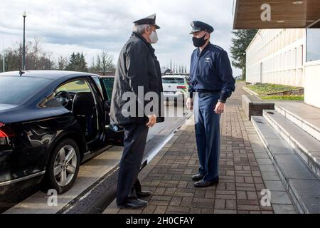 SHAPE, Belgien – der Oberste alliierte Kommandant Europa (SACEUR) General Tod D. Wolters begrüßt den belgischen Verteidigungsminister Admiral Michel Hofman bei einem Besuch im Oberen Hauptquartier der Alliierten Mächte Europa (SHAPE) am 22. Januar 2021. Während des Besuchs wurden Admiral Hofman und seine Mitarbeiter von einem Ehrengarde begrüßt, bevor sie sich mit dem SACEUR-General Wolters, DER SHAPE-Führung und der SHAPE-belgischen Gemeinschaft treffen. (NATO Stockfoto