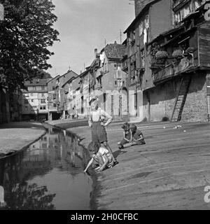 Bei der alten Brücke in Bad Kreuznach, Deutschland 1930er Jahre. In der Nähe der alten Brücke in der Stadt Bad Kreuznach, Deutschland 1930er Jahre. Stockfoto