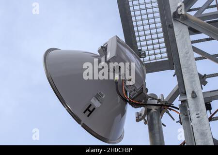 BARCELONA, SPANIEN - 04. Jan 2021: Antenne mit verschiedenen Mobilfunkbetreibern und andrew, rfs, kathrein Antennen für Mikrowelle und Hochfrequenz si Stockfoto