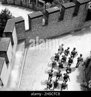 Hitlerjugend auf der Burg Hohenzollern, Stammsitz des ehem. regierenden Kaiserhauses, zwischen Hechingen und Bisingen, Deutschland 1930er Jahre. Hitlerjugend auf Schloss Hohenzollern, Stammsitz der letzten deutschen Kaiserfamilie, Deutschland 1930er Jahre. Stockfoto