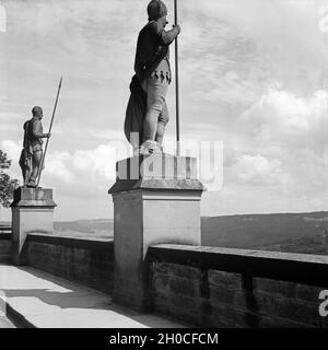 Auf der Burg Hohenzollern, Stammsitz des ehem. regierenden Kaiserhauses, zwischen Hechingen und Bisingen, Deutschland 1930er Jahre. Schloss Hohenzollern, Stammsitz der letzten deutschen Kaiserfamilie, Deutschland 1930er Jahre. Stockfoto