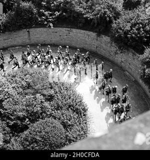 Hitlerjugend auf der Burg Hohenzollern, Stammsitz des ehem. regierenden Kaiserhauses, zwischen Hechingen und Bisingen, Deutschland 1930er Jahre. Hitlerjugend auf Schloss Hohenzollern, Stammsitz der letzten deutschen Kaiserfamilie, Deutschland 1930er Jahre. Stockfoto