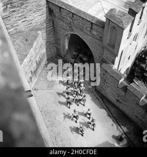 Hitlerjugend auf der Burg Hohenzollern, Stammsitz des ehem. regierenden Kaiserhauses, zwischen Hechingen und Bisingen, Deutschland 1930er Jahre. Hitlerjugend auf Schloss Hohenzollern, Stammsitz der letzten deutschen Kaiserfamilie, Deutschland 1930er Jahre. Stockfoto