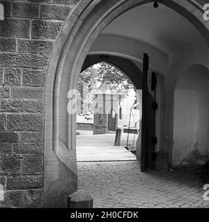 Auf der Burg Hohenzollern, Stammsitz des ehem. regierenden Kaiserhauses, zwischen Hechingen und Bisingen, Deutschland 1930er Jahre. Schloss Hohenzollern, Stammsitz der letzten deutschen Kaiserfamilie, Deutschland 1930er Jahre. Stockfoto