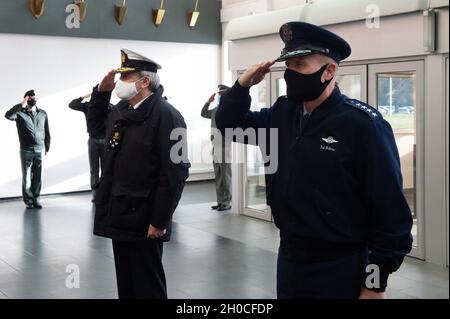 SHAPE, Belgien – der belgische Verteidigungsminister Admiral Michel Hofman trifft sich am 22. Januar 2021 bei einem Besuch im Supreme Headquarters Allied Powers Europe (SHAPE) mit dem Supreme Allied Commander Europe (SACEUR) General Tod D. Wolters. Während des Besuchs wurden Admiral Hofman und seine Mitarbeiter von einem Ehrengarde begrüßt, bevor sie sich mit dem SACEUR-General Wolters, DER SHAPE-Führung und der SHAPE-belgischen Gemeinschaft treffen. (NATO Stockfoto