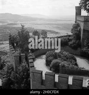 Auf der Burg Hohenzollern, Stammsitz des ehem. regierenden Kaiserhauses, zwischen Hechingen und Bisingen, Deutschland 1930er Jahre. Schloss Hohenzollern, Stammsitz der letzten deutschen Kaiserfamilie, Deutschland 1930er Jahre. Stockfoto