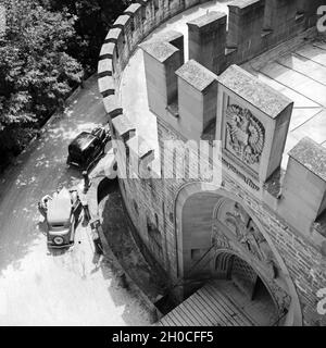 Auf der Burg Hohenzollern, Stammsitz des ehem. regierenden Kaiserhauses, zwischen Hechingen und Bisingen, Deutschland 1930er Jahre. Schloss Hohenzollern, Stammsitz der letzten deutschen Kaiserfamilie, Deutschland 1930er Jahre. Stockfoto