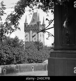 Auf der Burg Hohenzollern, Stammsitz des ehem. regierenden Kaiserhauses, zwischen Hechingen und Bisingen, Deutschland 1930er Jahre. Schloss Hohenzollern, Stammsitz der letzten deutschen Kaiserfamilie, Deutschland 1930er Jahre. Stockfoto