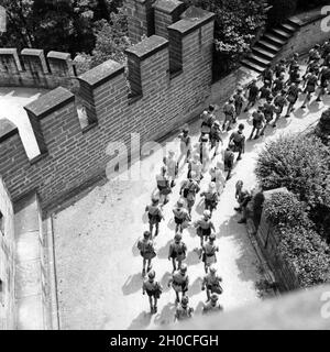 Hitlerjugend auf der Burg Hohenzollern, Stammsitz des ehem. regierenden Kaiserhauses, zwischen Hechingen und Bisingen, Deutschland 1930er Jahre. Hitlerjugend auf Schloss Hohenzollern, Stammsitz der letzten deutschen Kaiserfamilie, Deutschland 1930er Jahre. Stockfoto