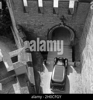 Auf der Burg Hohenzollern, Stammsitz des ehem. regierenden Kaiserhauses, zwischen Hechingen und Bisingen, Deutschland 1930er Jahre. Schloss Hohenzollern, Stammsitz der letzten deutschen Kaiserfamilie, Deutschland 1930er Jahre. Stockfoto