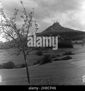 Auf der Burg Hohenzollern, Stammsitz des ehem. regierenden Kaiserhauses, zwischen Hechingen und Bisingen, Deutschland 1930er Jahre. Schloss Hohenzollern, Stammsitz der letzten deutschen Kaiserfamilie, Deutschland 1930er Jahre. Stockfoto