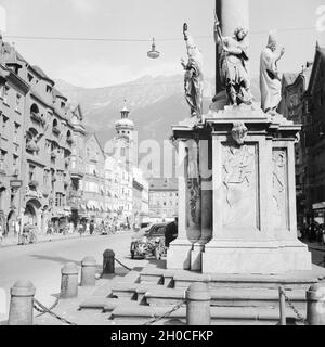 Mariensäule Sterben in der belebten Maria-Theresien-Straße in Innsbruck in Österreich, Deutschland, 1930er Jahre. St. Mary's Spalte an belebten Maria-Theresien-Straße Straße in Innsbruck in Österreich, Deutschland 1930. Stockfoto