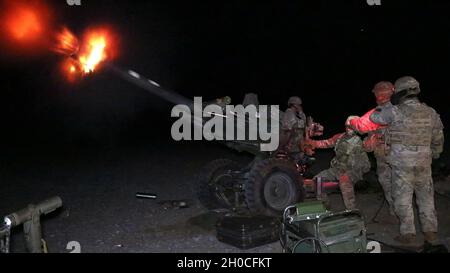 Artilleristen von B Battery, 3. Bataillon, 7. Feldartillerie, 25. Infanterie-Division Artillerie feuern eine M119A3 Haubitze während der Operation Bull Wings Emergency Deployment Readiness Exercise (EDRE) im Pohakuloa Training Area, Hawaii, 22. Januar 2021. Der EDRE ist eine Schnelleinsatzübung ohne Vorankündigung, die die Fähigkeit einer Einheit testen soll, Kräfte und Ausrüstung für Notfälle oder Notfalleinsätze zu alarmieren, zu vermarschen und einzusetzen. Stockfoto