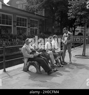 Gäste beim Kurkonzert in Bad Wörishofen im Unterallgäu, Deutschland 1930er Jahre. In Bad Wörishofen im Unterallgäu, Deutschland 1930er Jahre. Stockfoto