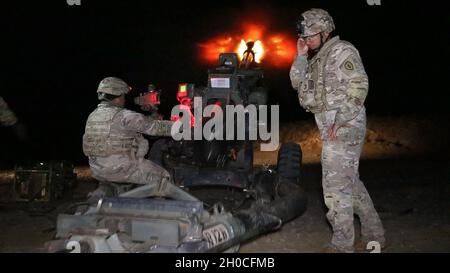 Artilleristen von B Battery, 3. Bataillon, 7. Feldartillerie, 25. Infanterie-Division Artillerie feuern eine M119A3 Haubitze während der Operation Bull Wings Emergency Deployment Readiness Exercise (EDRE) im Pohakuloa Training Area, Hawaii, 22. Januar 2021. Der EDRE ist eine Schnelleinsatzübung ohne Vorankündigung, die die Fähigkeit einer Einheit testen soll, Kräfte und Ausrüstung für Notfälle oder Notfalleinsätze zu alarmieren, zu vermarschen und einzusetzen. Stockfoto