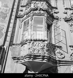 Erker eine Einems Jugendstilhaus in der Innenstadt in Innsbruck in Österreich, Deutschland, 1930er Jahre. Jutty in einem Jugendstilgebäude in der Stadt Innsbruck in Österreich, Deutschland 1930. Stockfoto