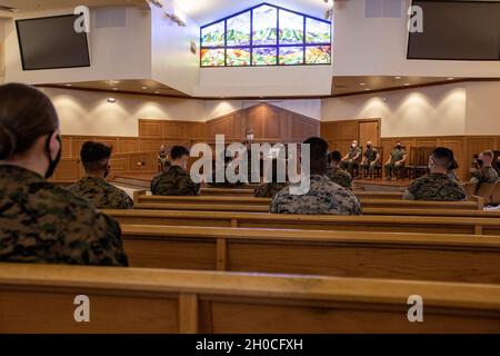 US Marine Corps LT. Col. Carrie Batson, Kommandant, Hauptquartier Bataillon, Marine Corps Base Hawaii, spricht während der MCBH Corporal’s Course Graduation, MCBH, 22. Januar 2021, mit dem Publikum. Der MCBH-Kurs vermittelt den Studenten die grundlegenden Kenntnisse und Fähigkeiten, die notwendig sind, um erfolgreiche Führungskräfte in kleinen Einheiten zu werden, indem virtuelle Kurse und Lektionen genutzt werden, um die Ausbreitung von COVID-19 zu mildern. Stockfoto