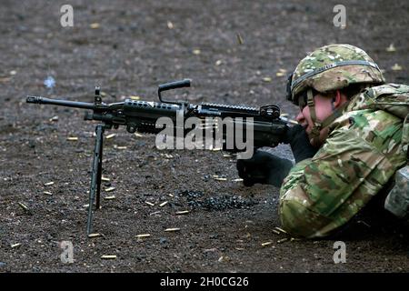 Spc. Donald Gray, der 529. MP-Firma "Honor Guard" zugeordnet, feuert während der Ausbildung zur Waffenqualifizierung und zum Scharfschützen im Wackernheim Regional Range Complex, in Wackernheim, Deutschland, am 22. Januar 2021 eine M249 Squad Automatic Weapon (SAW) ab. Stockfoto