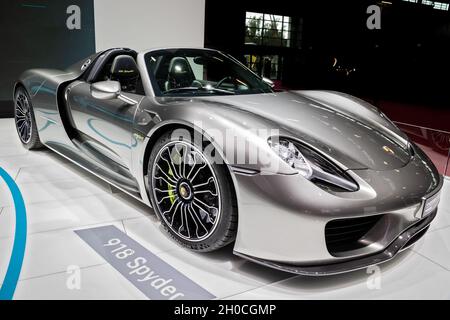 Plug-in-Hybrid-Sportwagen Porsche 918 Spyder auf dem Pariser Automobilsalon. Paris, Frankreich - 2. Oktober 2018. Stockfoto