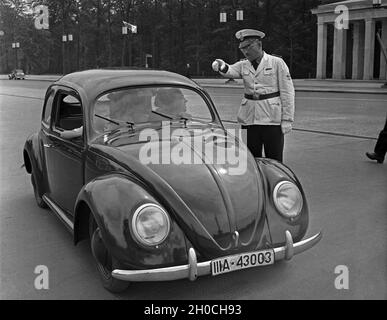 Unterwegs mit dem KdF-Wagen, dem Volkswagen Käfer, Deutschland 1930er Jahre. Reisen mit dem Auto im Volkswagen Käfer, oder "KdF Auto", Deutschland 1930er Jahre. Stockfoto