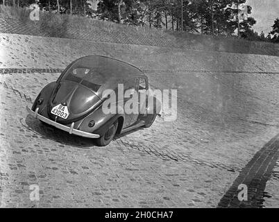 Unterwegs mit dem KdF-Wagen, dem Volkswagen Käfer, Deutschland 1930er Jahre. Reisen mit dem Auto im Volkswagen Käfer, oder "KdF Auto", Deutschland 1930er Jahre. Stockfoto