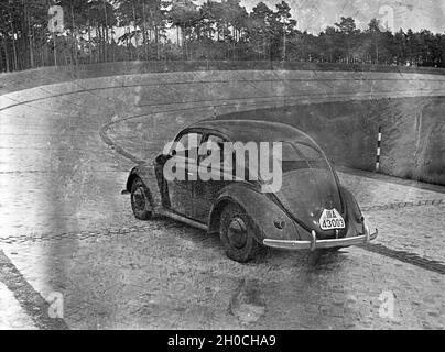 Unterwegs mit dem KdF-Wagen, dem Volkswagen Käfer, Deutschland 1930er Jahre. Reisen mit dem Auto im Volkswagen Käfer, oder "KdF Auto", Deutschland 1930er Jahre. Stockfoto