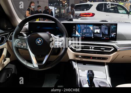 Innenansicht des vollelektrischen Gran Coupés BMW i4 auf der IAA Mobility 2021 in München - 6. September 2021. Stockfoto