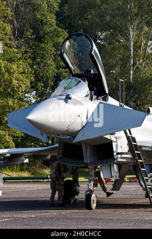 Der Eurofighter Typhoon-Kampfjet der italienischen Luftwaffe auf dem Asphalt der Luftwaffenbasis kleine-Brogel. Belgien - 13. September 2021 Stockfoto