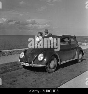 Unterwegs mit dem KdF-Wagen, dem Volkswagen Käfer, Deutschland 1930er Jahre. Reisen mit dem Auto im Volkswagen Käfer, oder "KdF Auto", Deutschland 1930er Jahre. Stockfoto