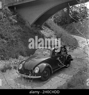 Unterwegs mit dem KdF-Wagen, dem Volkswagen Käfer, Deutschland 1930er Jahre. Reisen mit dem Auto im Volkswagen Käfer, oder "KdF Auto", Deutschland 1930er Jahre. Stockfoto