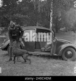 Unterwegs mit dem KdF-Wagen, dem Volkswagen Käfer, Deutschland 1930er Jahre. Reisen mit dem Auto im Volkswagen Käfer, oder "KdF Auto", Deutschland 1930er Jahre. Stockfoto