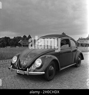 Unterwegs mit dem KdF-Wagen, dem Volkswagen Käfer, Deutschland 1930er Jahre. Reisen mit dem Auto im Volkswagen Käfer, oder "KdF Auto", Deutschland 1930er Jahre. Stockfoto
