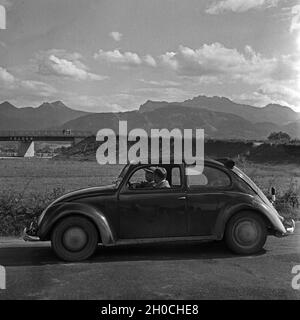 Unterwegs mit dem KdF-Wagen, dem Volkswagen Käfer, Deutschland 1930er Jahre. Reisen mit dem Auto im Volkswagen Käfer, oder "KdF Auto", Deutschland 1930er Jahre. Stockfoto