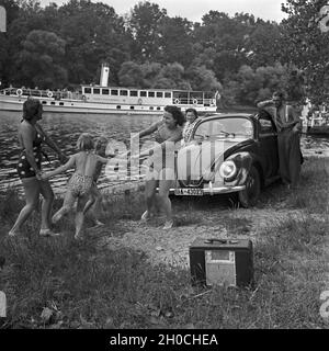 Unterwegs mit dem KdF-Wagen, dem Volkswagen Käfer, Deutschland 1930er Jahre. Reisen mit dem Auto im Volkswagen Käfer, oder "KdF Auto", Deutschland 1930er Jahre. Stockfoto