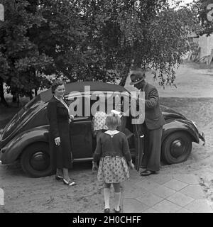 Unterwegs mit dem KdF-Wagen, dem Volkswagen Käfer, Deutschland 1930er Jahre. Reisen mit dem Auto im Volkswagen Käfer, oder "KdF Auto", Deutschland 1930er Jahre. Stockfoto