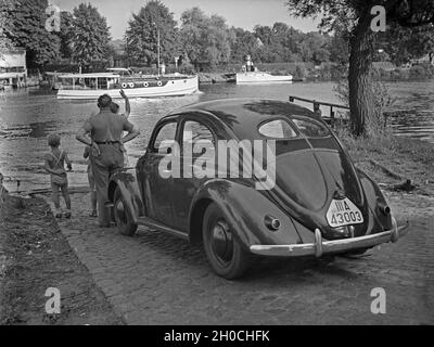 Unterwegs mit dem KdF-Wagen, dem Volkswagen Käfer, Deutschland 1930er Jahre. Reisen mit dem Auto im Volkswagen Käfer, oder "KdF Auto", Deutschland 1930er Jahre. Stockfoto