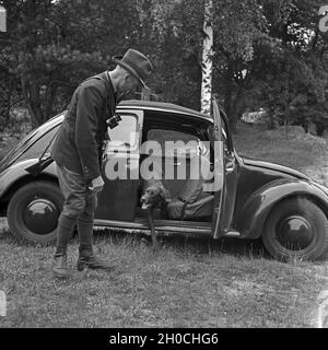 Unterwegs mit dem KdF-Wagen, dem Volkswagen Käfer, Deutschland 1930er Jahre. Reisen mit dem Auto im Volkswagen Käfer, oder "KdF Auto", Deutschland 1930er Jahre. Stockfoto