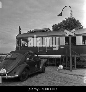 Unterwegs mit dem KdF-Wagen, dem Volkswagen Käfer, Deutschland 1930er Jahre. Reisen mit dem Auto im Volkswagen Käfer, oder "KdF Auto", Deutschland 1930er Jahre. Stockfoto