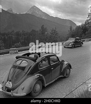 Unterwegs mit dem KdF-Wagen, dem Volkswagen Käfer, Deutschland 1930er Jahre. Reisen mit dem Auto im Volkswagen Käfer, oder "KdF Auto", Deutschland 1930er Jahre. Stockfoto