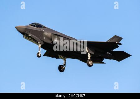 Lockheed Martin F-35 Lightning II Stealth-Mehrzweckkampfflugzeug der Royal Netherlands Air Force, das auf dem Luftwaffenstützpunkt Leeuwarden ankommt. 7. Oktober 2 Stockfoto