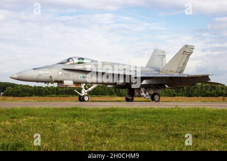 Finnish Air Force Boeing F/A-18 Hornet Kampfjet auf dem Asphalt der Volkel Air Base. Niederlande - 15. Juni 2013 Stockfoto