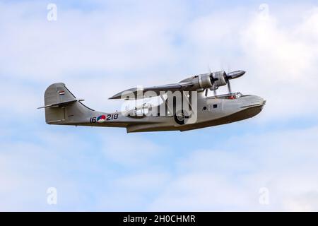 Konsolidierte PBY Catalina in den Farben der niederländischen Marine, die bei den Royal Netherlands Air Force Days in Gilze-Rijen fliegen. Niederlande - 20. Juni 2014 Stockfoto