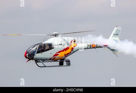 Eurocopter EC120 Colibri Hubschrauber des spanischen Luftstreitteams Patrulla Aspa beim Tag der offenen Luftwaffe der Niederlande am 20. Juni 2014 in Gilze R Stockfoto