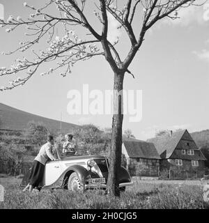 Mit dem Ford V8 unterwegs im Odenwald, Deutschland 1930er Jahre. Mit der Ford V8 im Odenwald, Deutschland 1930. Stockfoto